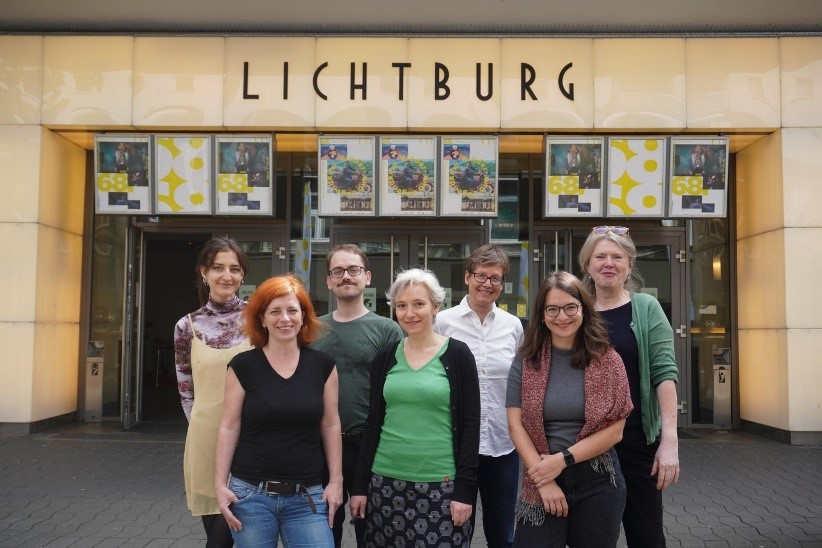 Sieben Personen aus dem Team der AG Kurzfilm vor dem Lichtburg Kino in Oberhausen
