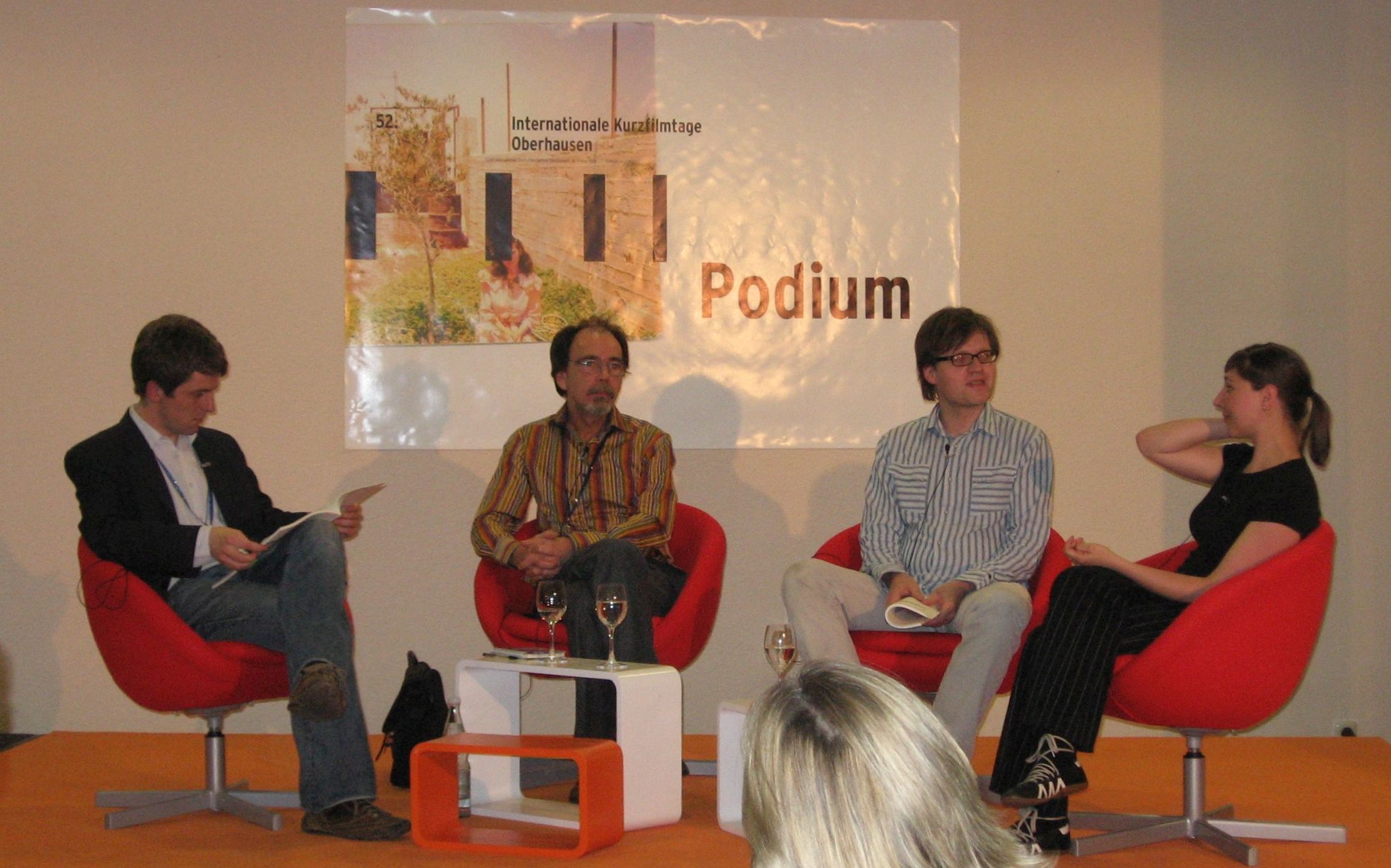Vorstellung der Studie bei den Kurzfilmtagen Oberhausen 2006: vier Personen sitzen auf einem Podium.