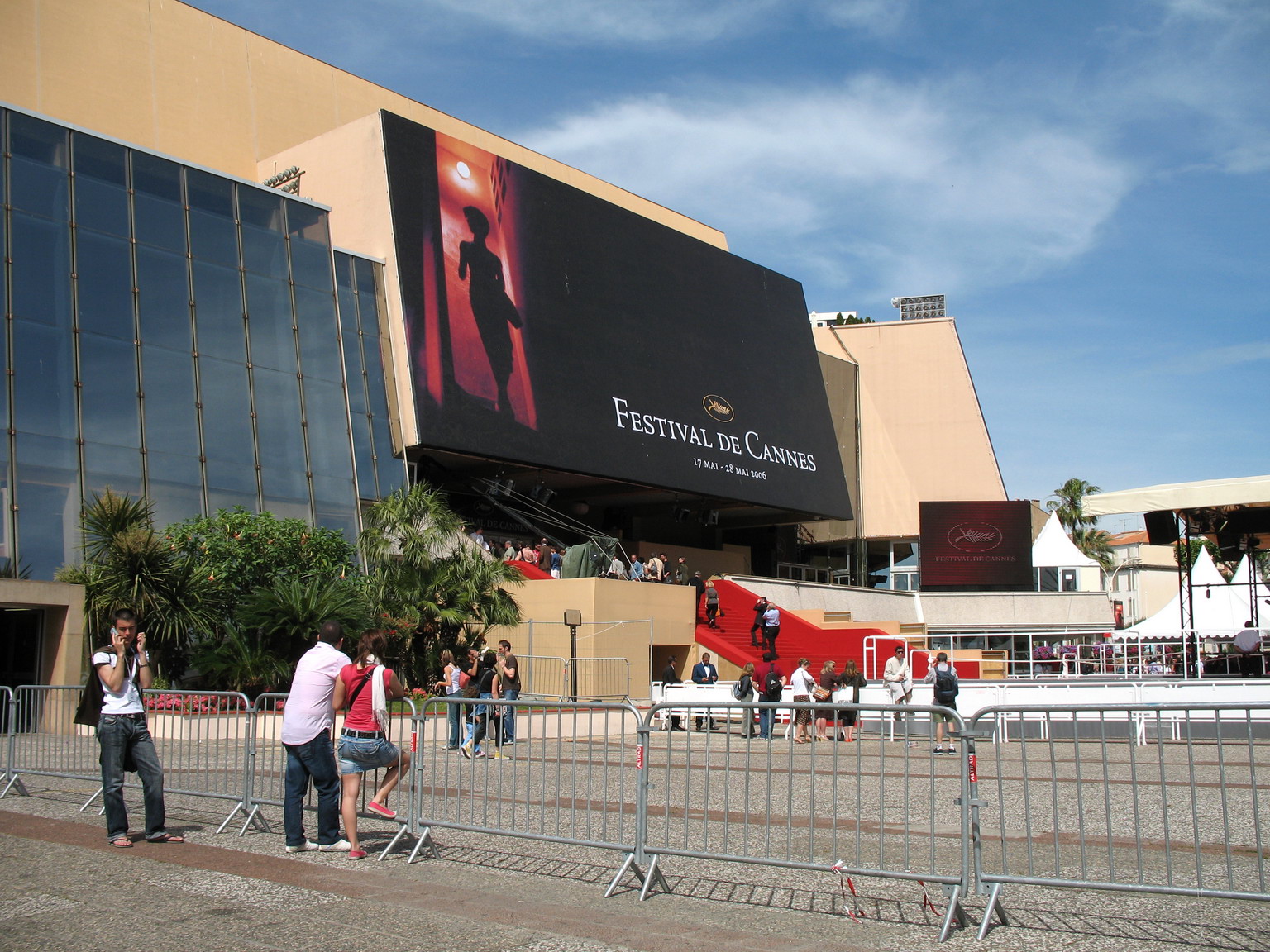 Photo of the Palais du Festival in Cannes in 2006 with the festival motif of the year.